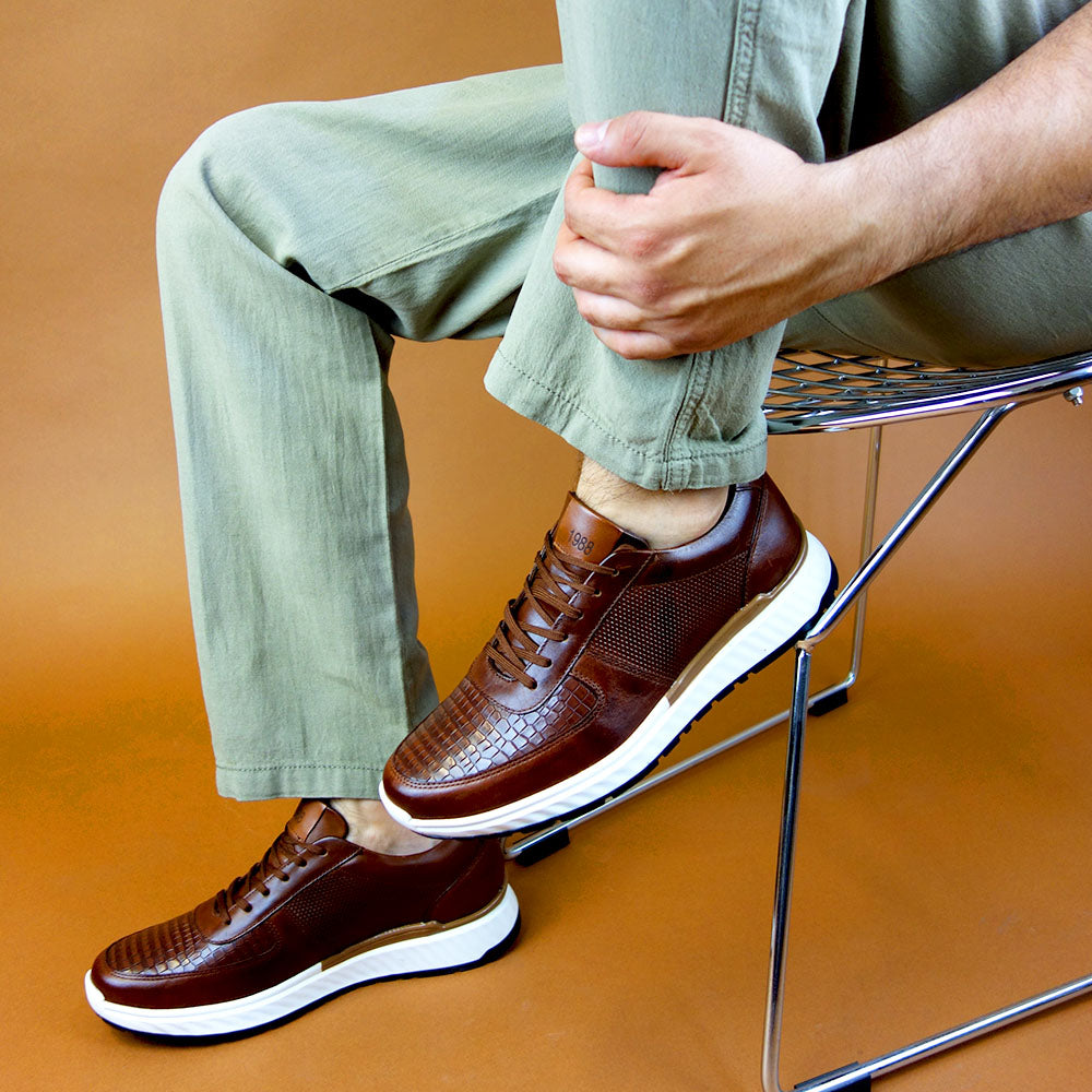 SNEAKER GRABADO CAOBA